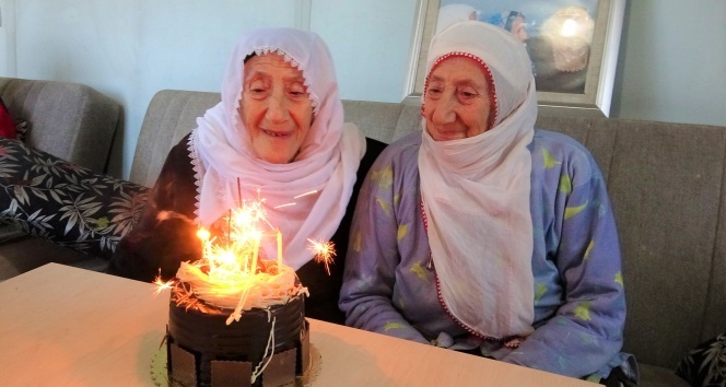 İkiz kalan nineler 89 yaşında