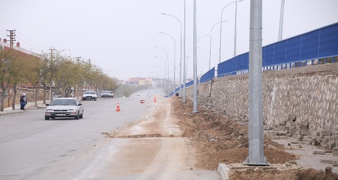 Karaman Belediyesi, caddelerde kaldırım ve peyzaj düzenlemesi başlattı