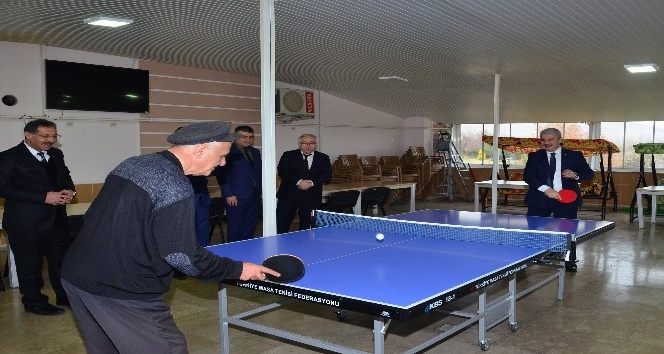 Vali Akın eşi Saliha Akın ile huzurevini ziyaret etti