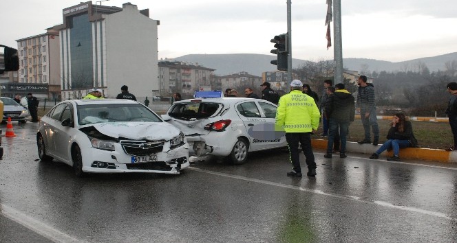 Sürücü adayı eğitim sürüşünde kaza geçirdi
