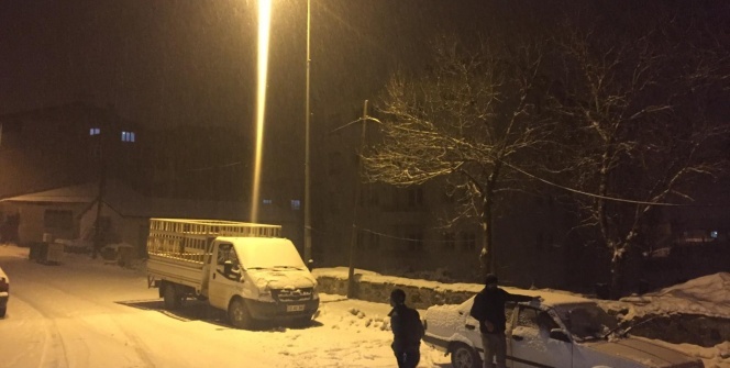 Gece saatlerinde başladı! Kar kalınlığı 20 santimetreye kadar ulaştı...