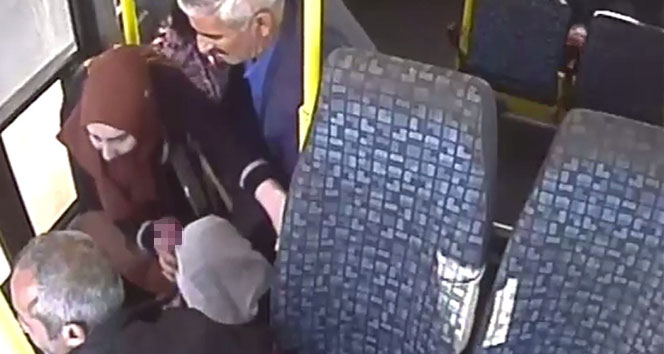 Minibüsçünün koltuktan düşen yolcuyu hastaneye götürme çabası kamerada