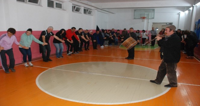 Günün stresini davul zurna ile atıyorlar