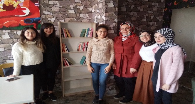 Karaman’da üniversite öğrencileri kitap okuma etkinliği düzenledi
