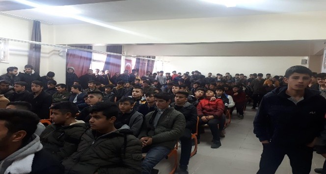 4 yıl önce mezun olduğu okulda avukat olarak söyleşiye katıldı