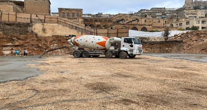 Cumhuriyet Meydanı’na ilk beton döküldü