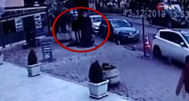 Ölüm yürürken yakaladı, o anlar kamerada