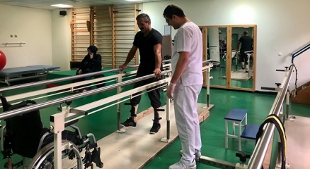 Omurilik felci geçiren terör mağduru adam robotik cihaz ile ayağa kalktı