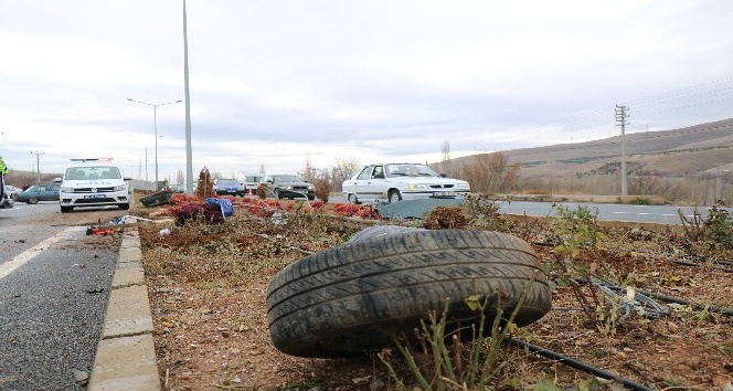 Cenazeye giden aile kazada yok oldu