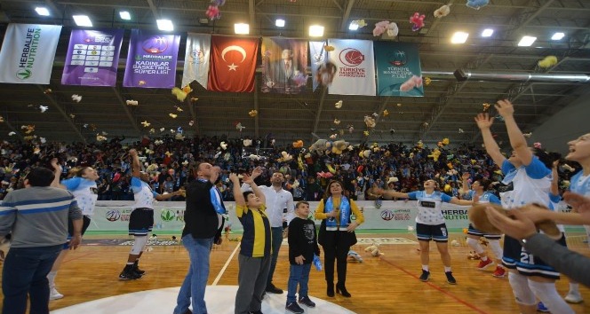 Kadınlar Basketbol Süper Ligi maçında sahaya binlerce oyuncak atıldı