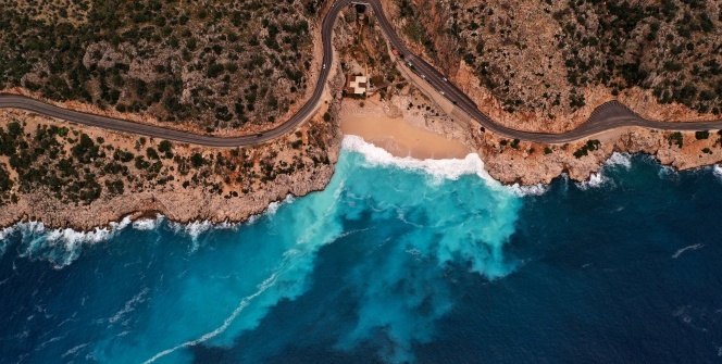 Dünyaca ünlü plajda yağmur sonrası görsel şölen