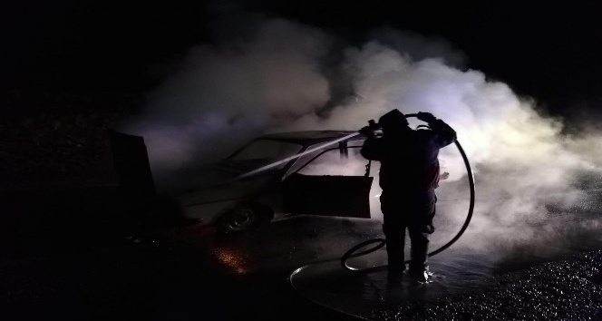 Yanan otomobilde can verdi