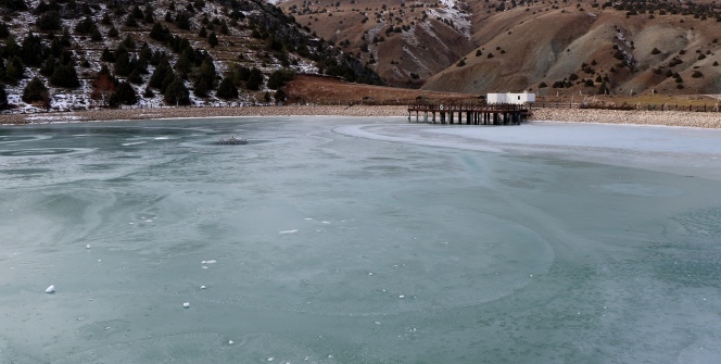 Buz tutan Ergan Dağı kartpostallık görüntü oluşturdu