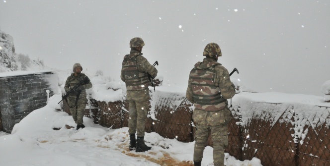 Mehmetçik çetin kış şartlarına rağmen vatan nöbetini sürdürüyor