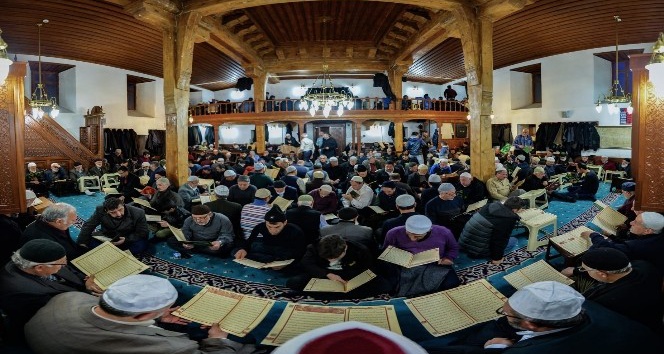 Ayaz Paşa Camii, ’Binbir Hatim’ geleneğini sürdüren Erzurumlularla dolup taşıyor