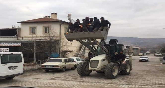 İş makinesi üzerinde tehlikeli yolculuk