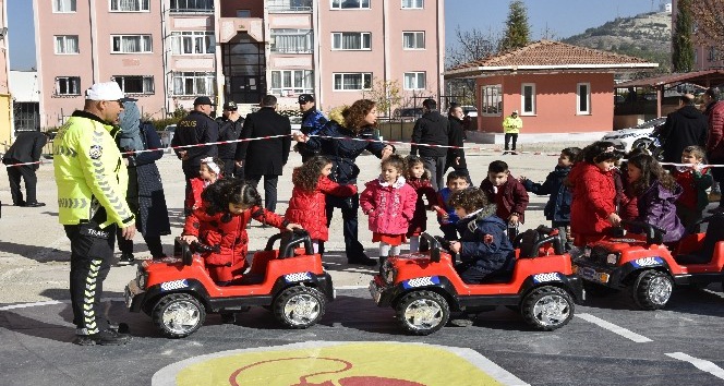 Çocuklar Mobil Trafik Eğitim Tırında