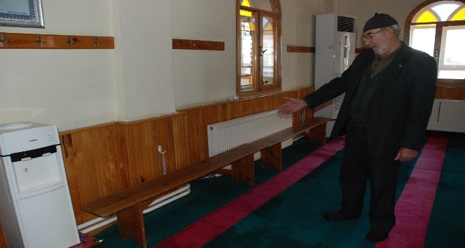 Diyanet’in kararı ile camilerde sabit oturaklar kaldırılmaya başlandı