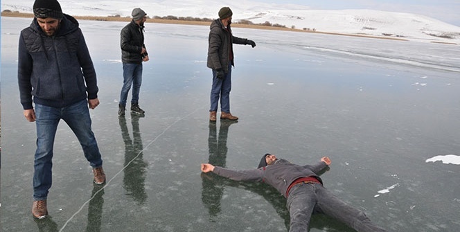 Gençlerin Çıldır Gölü’nde buzla sınavı