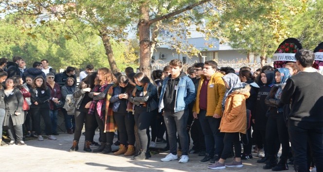Okul müdürü Nevzat Saçı’yı son yolculuğuna öğrencileri gözyaşlarıyla uğurlandı