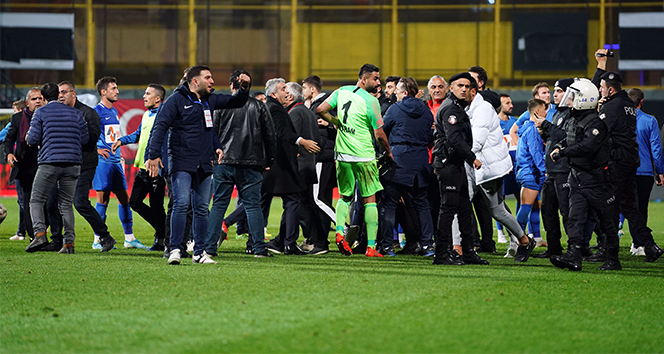 Tuzlaspor - Galatasaray maçının ardından saha karıştı