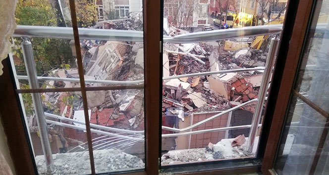 Depremde hasar gören binayı yıkan kepçe, sağlam binaya da zarar verdi