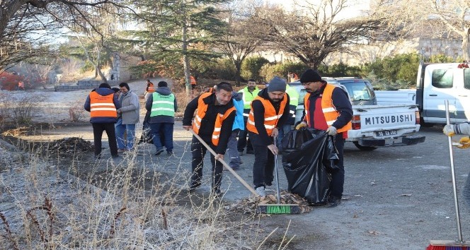 Belediye ekipleri Sümer Mahallesinde yoğun mesai harcıyor