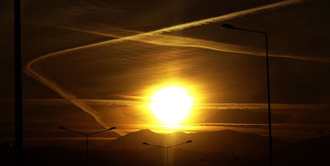 Uçak izleri ve güneşin batışı görsel şölen oluşturdu