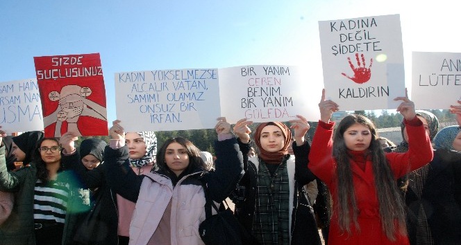 Üniversite öğrencileri kadına şiddete karşı yürüdü