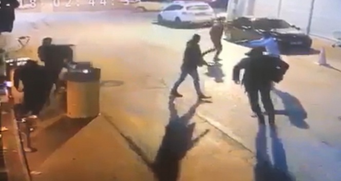 Isparta’da alkollü mekan önünde dört kişinin yaralandığı silahlı saldırı anı kamerada