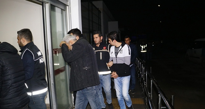 Adana’da yakalanan torbacılar adliyeye sevk edildi