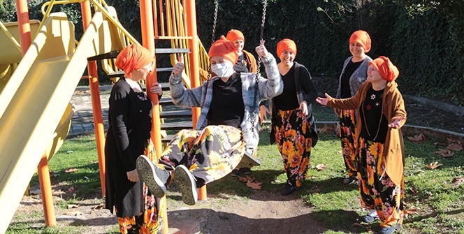 Köylü kadınlar, kanserle savaşan arkadaşlarına destek için saçlarını kazıttı