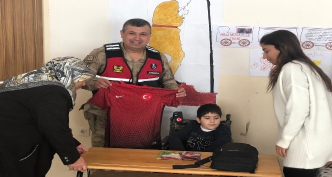 Engelli gencin forma hayalini jandarma gerçekleştirdi