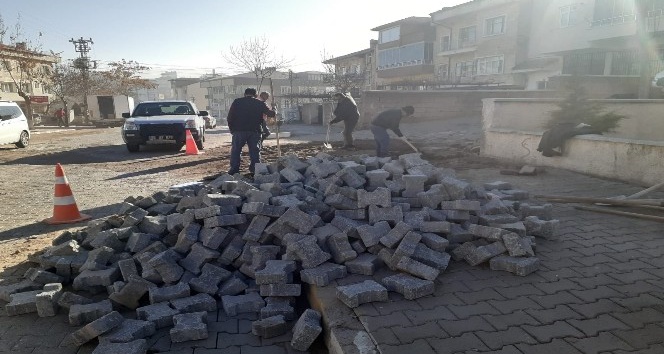 Sümer Mahallesinde bozuk yollar onarılıyor