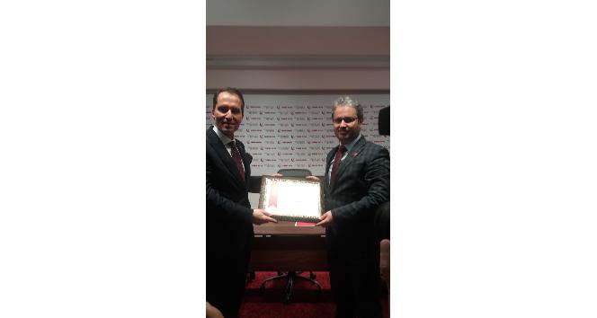 Fatih Erbakan’dan Yeniden Refah Partisi Yozgat İl Başkanlığına teşekkür plaketi