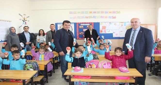 Yerli Malı Haftası’nda öğrencilere elma ve süt dağıtıldı