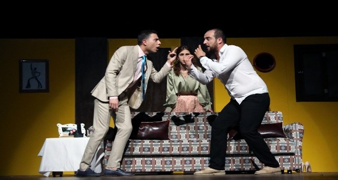 “Komik Para” tiyatrosu Menteşe’de ilgi gördü