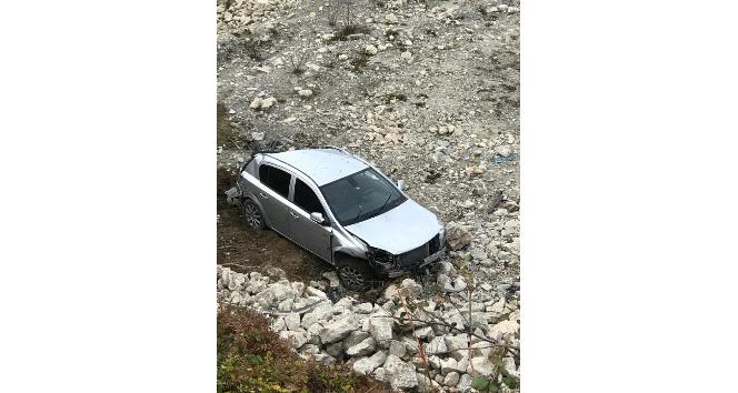 Türkeli’de otomobil şarampole uçtu: 2 yaralı