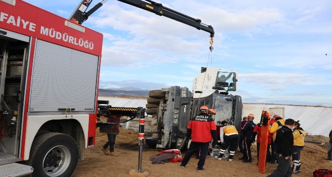 Bolu’da, devrilen kamyonda sıkışan sürücüyü itfaiye kurtardı