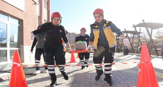 Paramedik öğrencileri rallide yarıştı