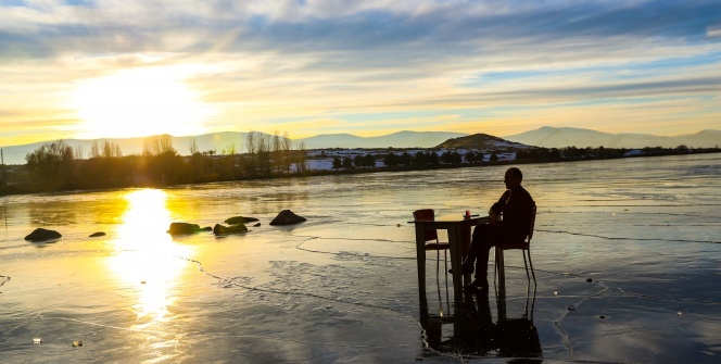 Buz tutan Çıldır Gölü üzerinde çay keyfi
