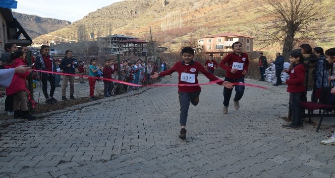 Öğrenciler köy meydanında yarıştı