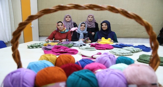 Minik yürekler üşümesin diye Nevşehirli kadınlar seferber oldu