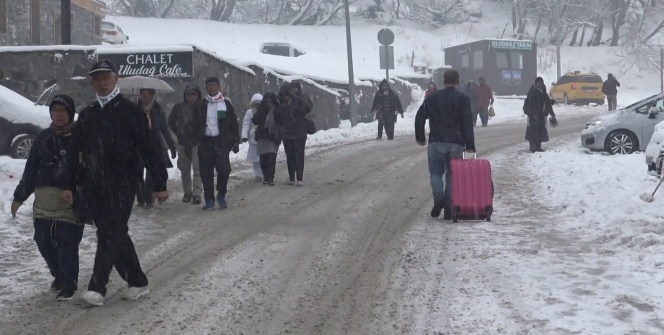 Uludağ’da kar yağışı başladı, otellerde yer bulmak neredeyse imkansız!