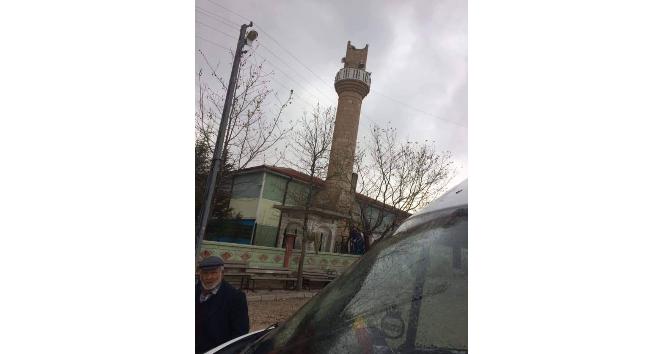 Karaman’da şiddetli rüzgar köy camisinin minaresini yıktı