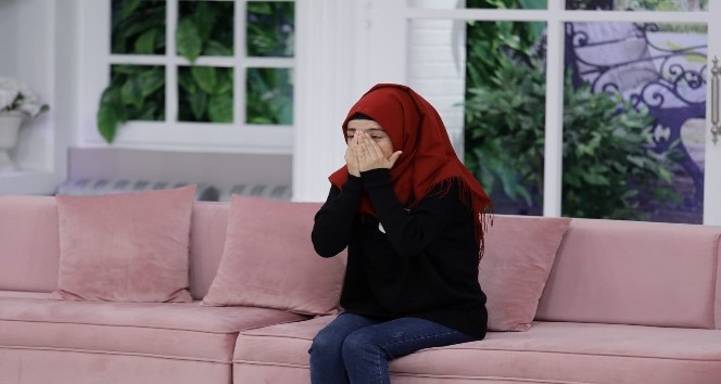 Bir anne daha Esra Erol’da evladına kavuştu