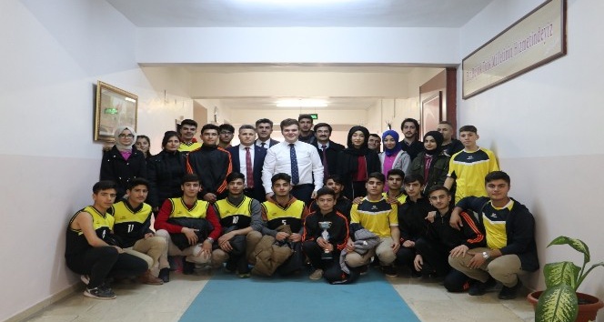 Kaymakam Karaloğlu,  dereceye giren öğrencilerle bir araya geldi