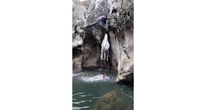 Kastamonu’da Horma Kanyonu’nda suya düşen karaca kurtarıldı