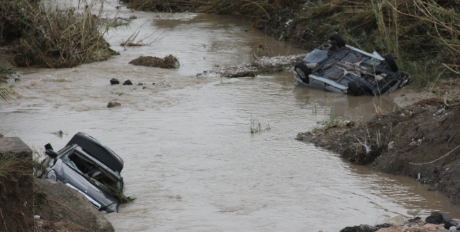 Sular çekildi, sele kapılan otomobiller ortaya çıktı!