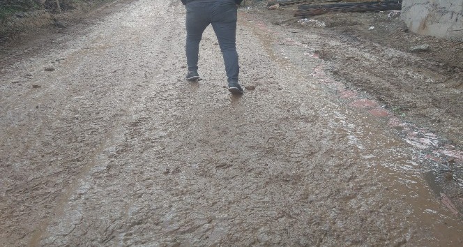 Sason’da inşaat çalışmaları caddeyi çamur deryasına çevirdi